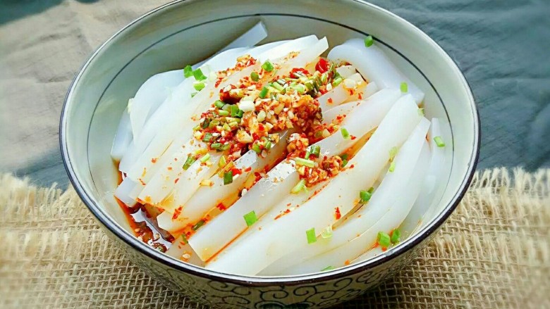 凉拌<span style="color:red">凉粉</span>