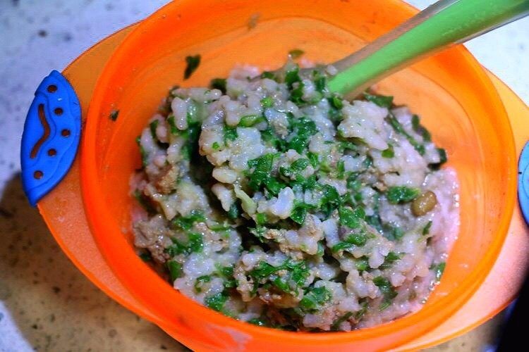 鸡肝青菜粥,鸡肝香喷喷,气味要比猪肝淡很多,宝宝通常都能接受。