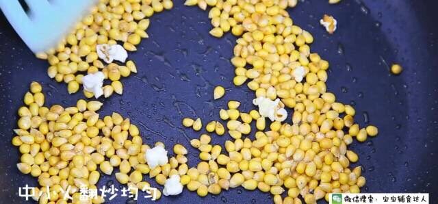 平底锅爆米花 宝宝辅食食谱,中小火翻炒均匀。
大概几十秒后,第一个玉米爆破,快速盖上锅盖,动作一定要快!