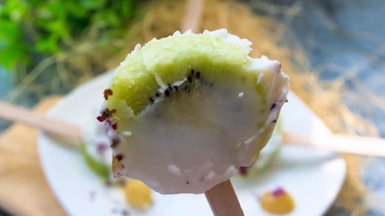 🥝奇异果坚果酸奶冰棒🌰(减肥党必备),反面因为没有怎么淋到酸奶所以绿色部分比较多~