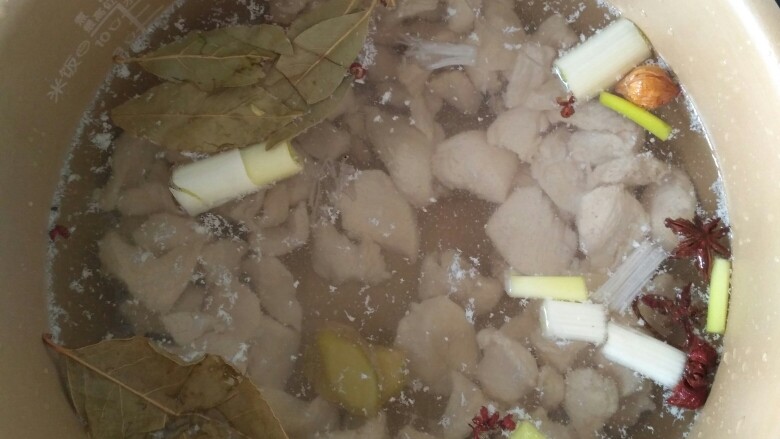 自制鸡肉松,把准备好的材料和焯好的鸡肉一起放入高压锅,加入刚没过食材的水,选择鸡肉模式!