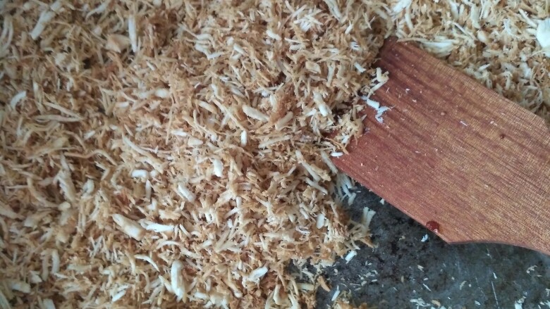 自制鸡肉松,中途放入调好的小碗料,继续翻炒