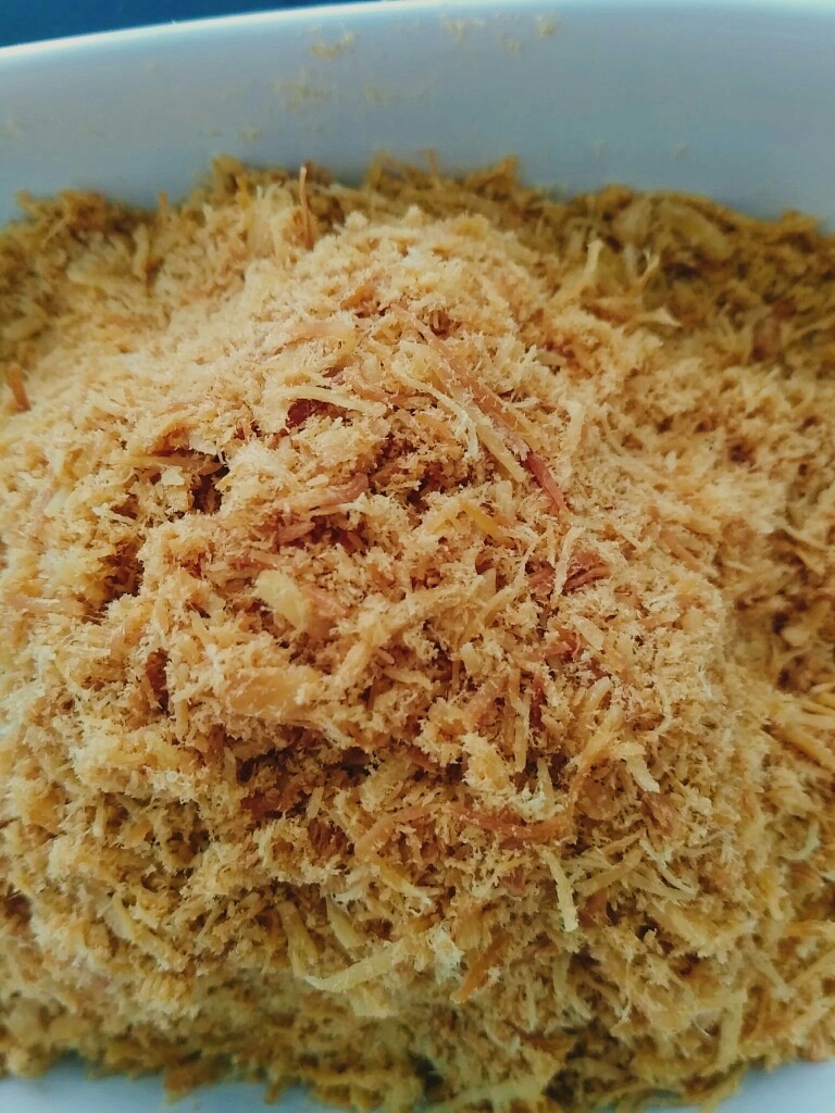 自制鸡肉松,洗净双手,把肉松用手搓几下,搓成肉丝起绒的样子。(手机拍照软件颜色显得有点黄)