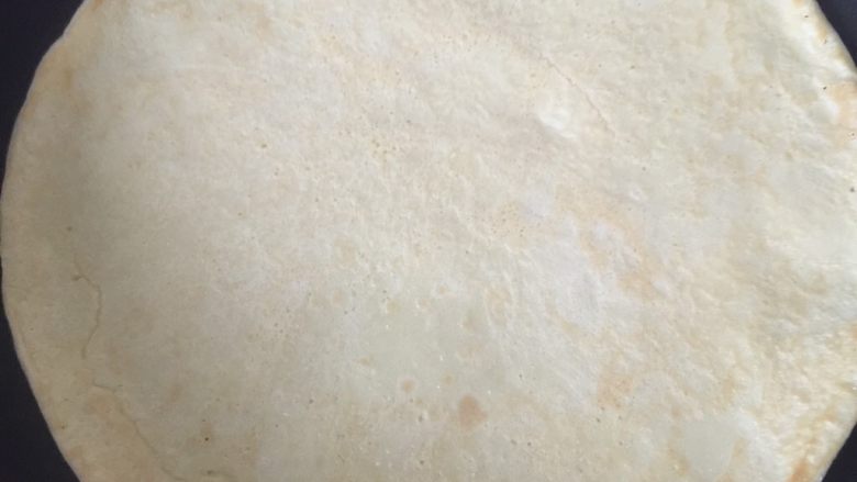 百分百成功的鸡蛋饼,成型超快,半分钟转一下锅,饼就可以自己移动的,然后翻面,煎另一面。