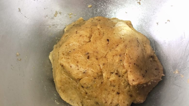純素無蛋奶爆漿莓果餅乾,混合完的面團會有一點粘濕,放到冰箱里冷藏30分鐘。