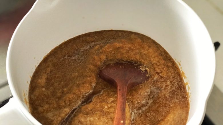 純素無蛋奶爆漿莓果餅乾,將果泥倒入小鍋中,小火加熱邊加熱邊攪拌