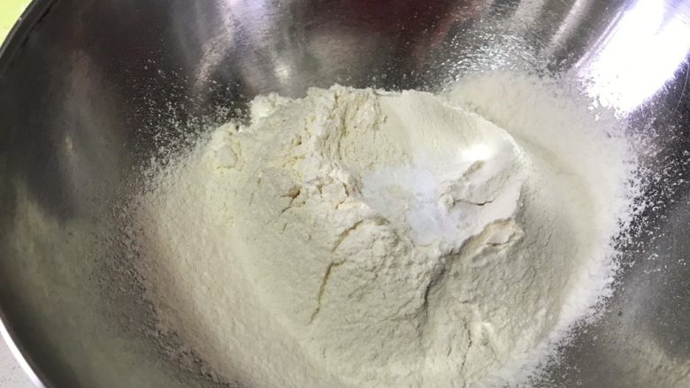 純素無蛋奶爆漿莓果餅乾,另外準備一個盆,將高粉、低粉和小蘇打混合均勻。