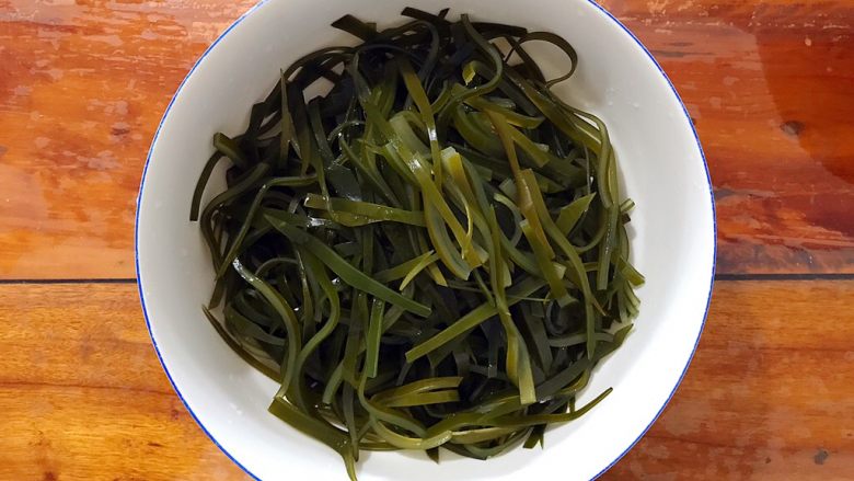 超简单的蒜蓉凉拌盐渍海带,煮好的海带丝沥干水分!