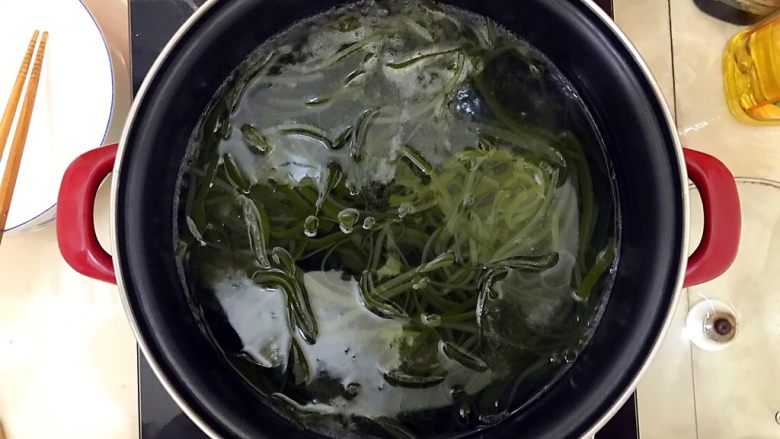 超简单的蒜蓉凉拌盐渍海带,水开后将海带丝放入,煮两分钟!对,就是两分钟!盐渍海带不同干海带,煮的时间越长会越硬,所以千万不要煮太久了,如果你不放心,可以在两分钟后夹一根起来吃吃看,看看有没有熟!