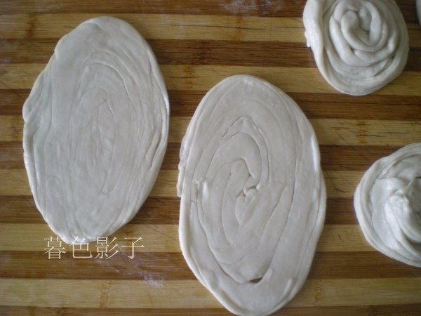 酥脆鞋底酥饼,擀成椭圆形状的饼胚,薄厚约1CM 左右