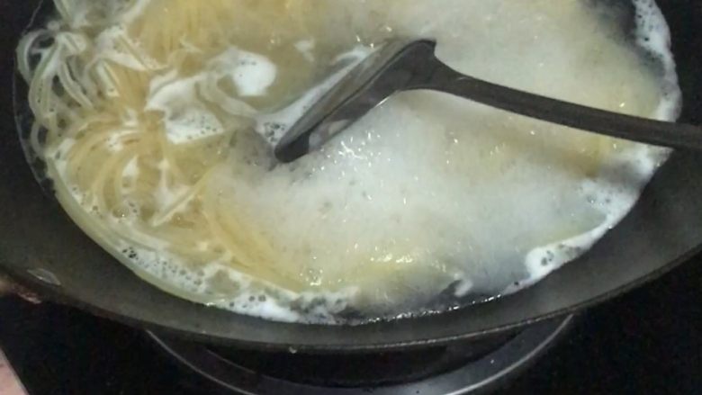 番茄酱芝士意大利面,等锅里的清水煮开后,把意大利面放入煮软,大概需要多少时间看个人口感,我喜欢吃软中带硬的面条,所以我用大火煮了15分钟后就关火了,关火后加入少许盐调味。