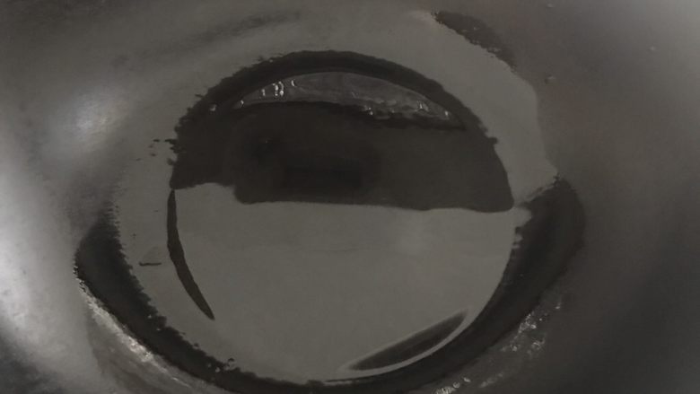 干煎土豆鸡丁,锅烧热,油烧开