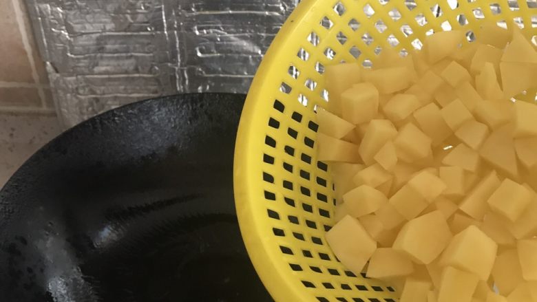 干煎土豆鸡丁,待油升温后,下入滤干水分的土豆丁