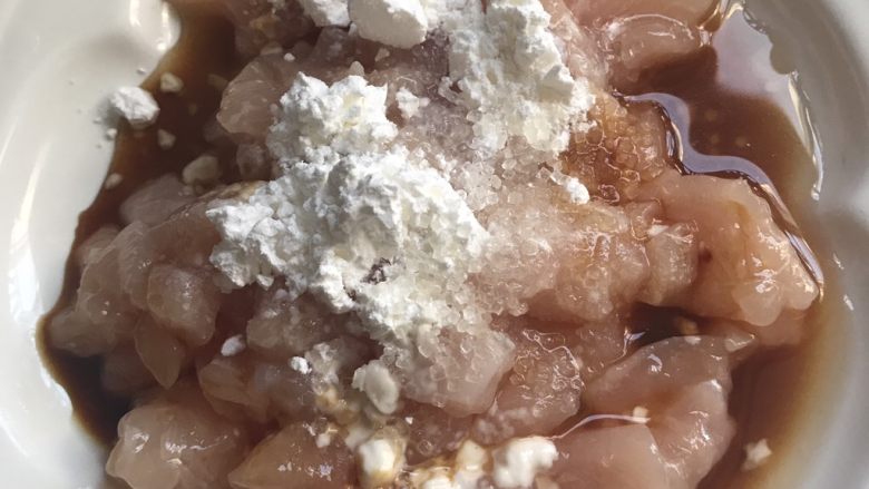 干煎土豆鸡丁,加入适量生粉,料酒,生抽,一小撮盐,糖,拌匀