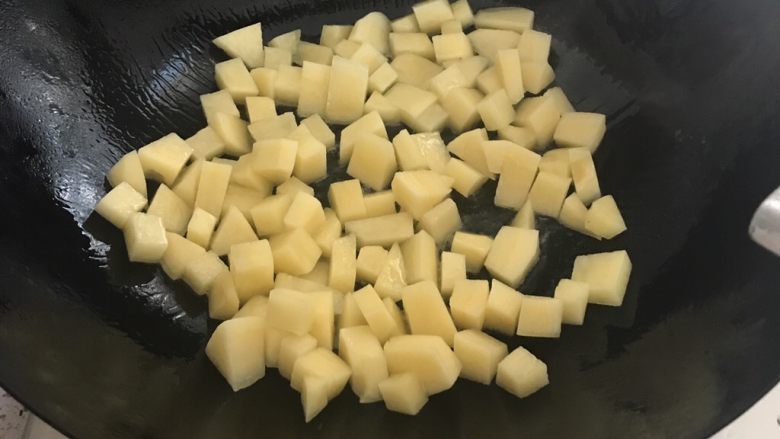 干煎土豆鸡丁,不要翻炒,用锅铲轻轻码平,使底部能均匀受热,干煎