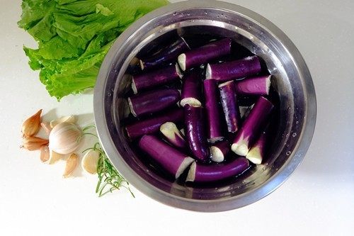 迷迭香蒜泥小柳茄,茄子用清水冲洗,掰成小段用淡盐水泡一会儿