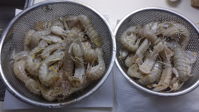 椒盐皮皮虾,皮皮虾洗干净沥干水,准备下锅