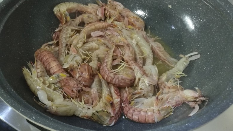 椒盐皮皮虾,加适量油,把筷子放进去有炸筷子的感觉了倒虾