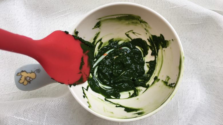抹茶双色梅花吐司(波兰种),抹茶粉加一点点水溶解一下