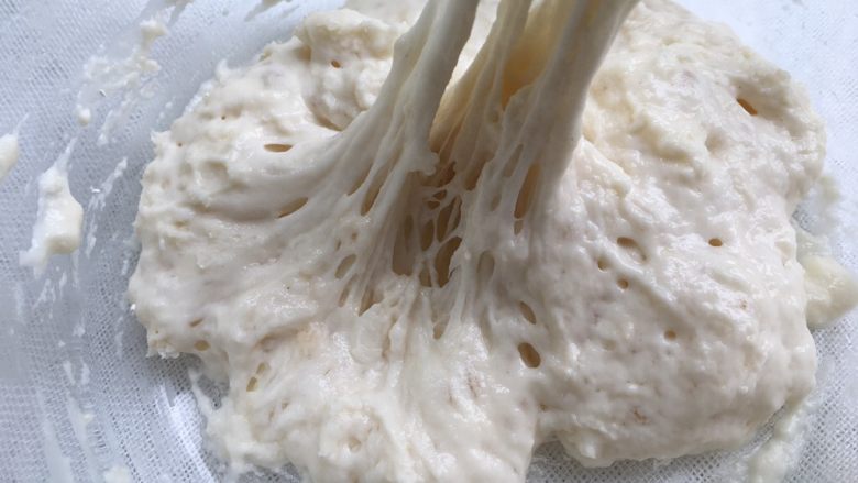 抹茶双色梅花吐司(波兰种),当酵头表面出现大量气孔,用筷子挑开呈蜂窝状即可