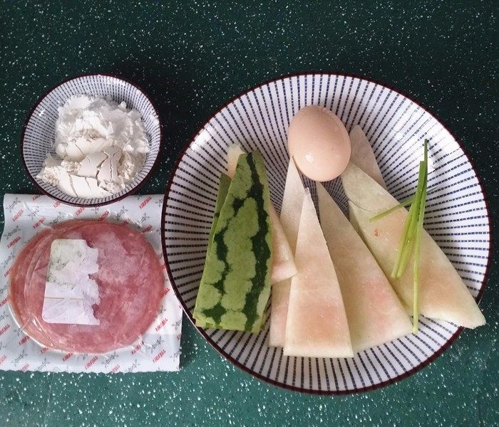 西瓜皮火腿鸡蛋饼,备好食材