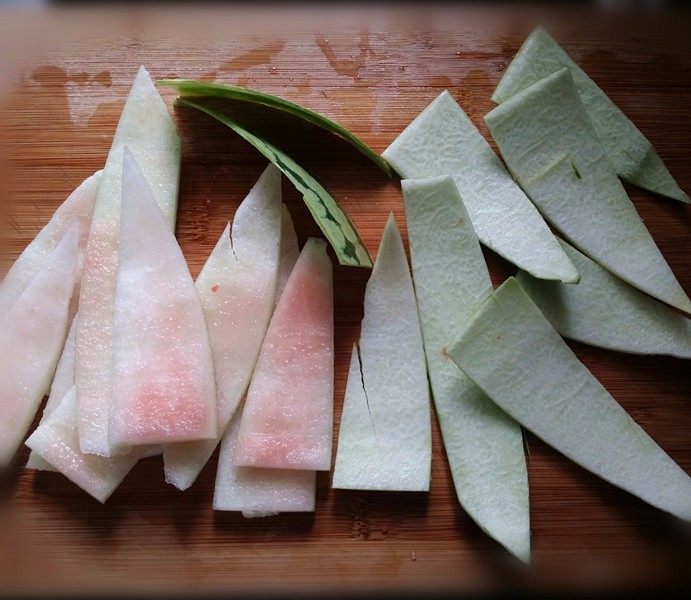西瓜皮火腿鸡蛋饼,接着将西瓜皮外面硬皮削掉、留浅绿色瓜瓤部分