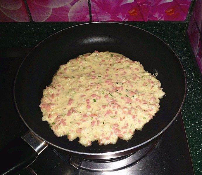 西瓜皮火腿鸡蛋饼,不粘锅烧热后加少许食用油、倒入西瓜皮火腿面糊