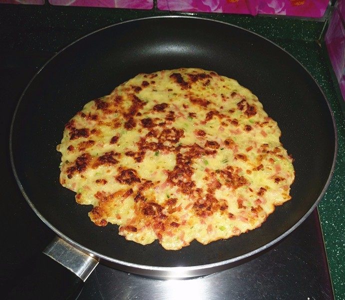 西瓜皮火腿鸡蛋饼,待双面都煎至金黄关火、出锅既可