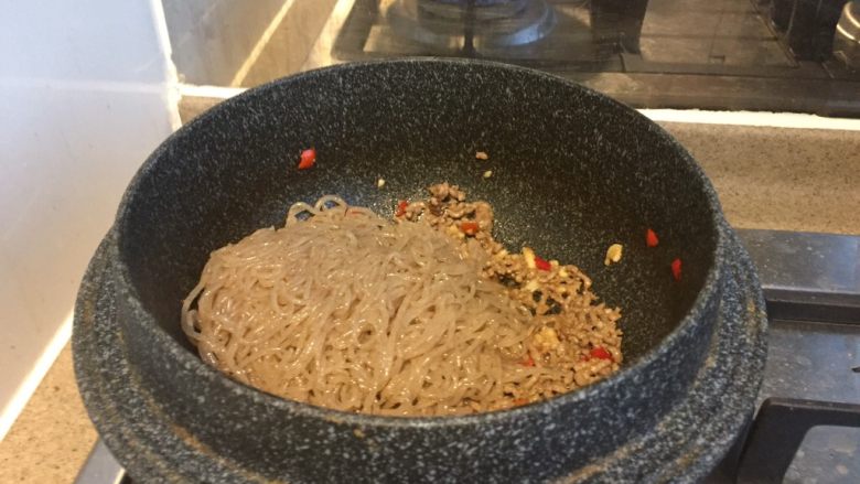 好吃不胖的蚂蚁上树,加入沥干水份的魔芋粉丝,拌炒均匀。如果魔芋粉丝太长,可以剪短。