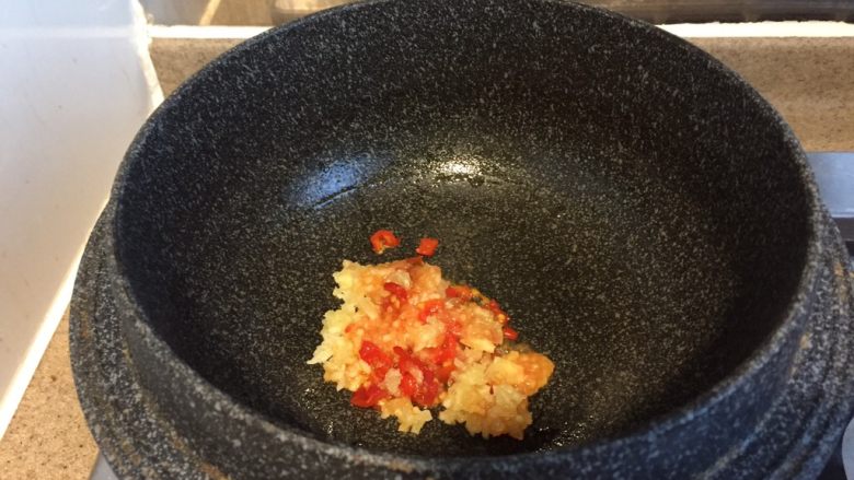 好吃不胖的蚂蚁上树,锅烧热,放一勺油,抹开,均匀铺满锅底。放入蒜末,剁椒炒出香味。