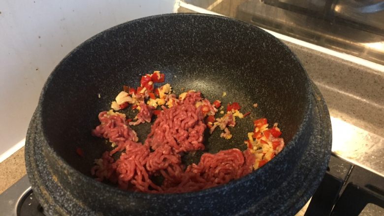好吃不胖的蚂蚁上树,放入肉末,加一勺味琳,炒开。