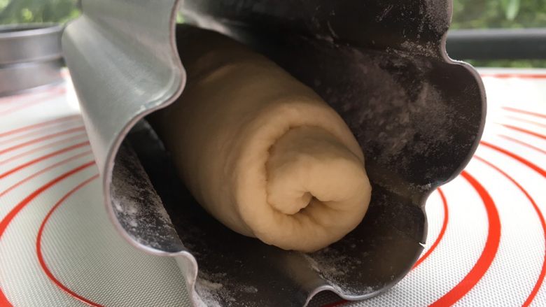 抹茶双色梅花吐司(波兰种),将面团放入,封口的地方朝下