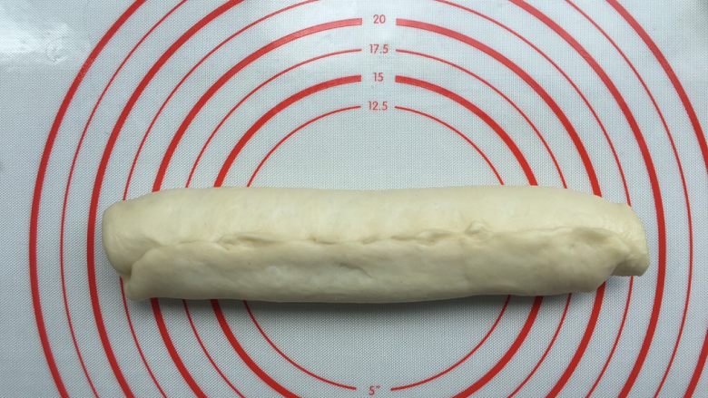 抹茶双色梅花吐司(波兰种),自上而下卷起,边缘捏紧