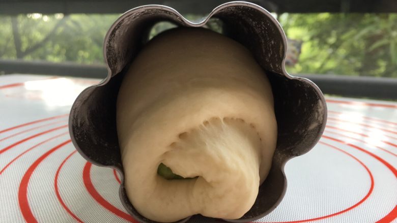 抹茶双色梅花吐司(波兰种),发至8分发即可,我这个差不多9分,有一点点过