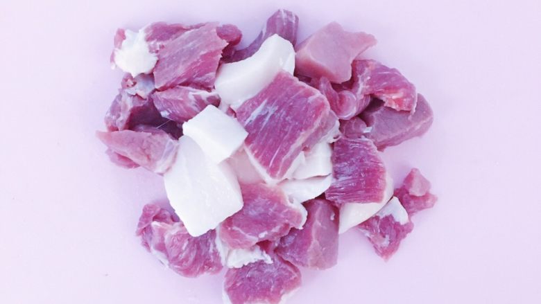 儿童猪肉肠,食材处理:将猪肉洗净切成小块