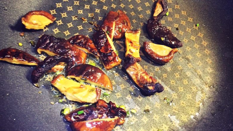 南瓜炒饭炒饭秀,放香菇翻炒