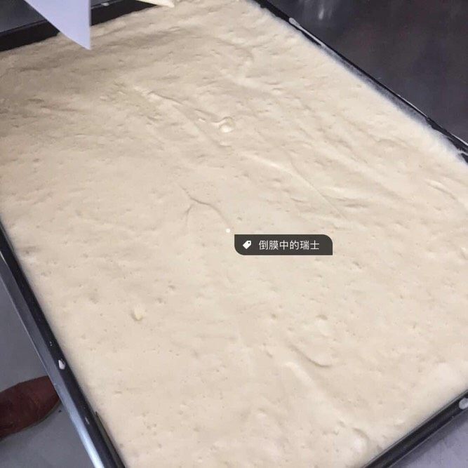 日式瑞士卷,D部份打发至软鸡尾状(稍流动),取1/3拌入到A中,上下迅速拌匀,全都倒到剩余的2/3中迅速拌匀,倒入铺油纸的烤盘中抹平,用力震出气泡
