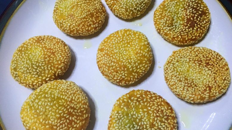 豆沙南瓜饼,到南瓜饼中间有点鼓起来,两面焦黄。表明完全熟了。