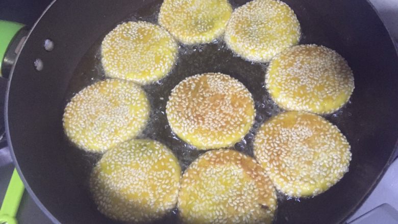 豆沙南瓜饼,下面有点黄就要翻面了,多检查,以免使南瓜饼煎焦。