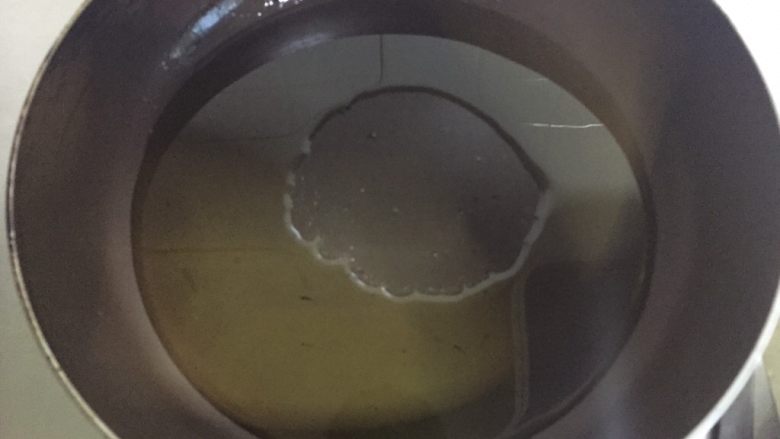 豆沙南瓜饼,擦干的平底锅里倒入60克油,小火开始烧。