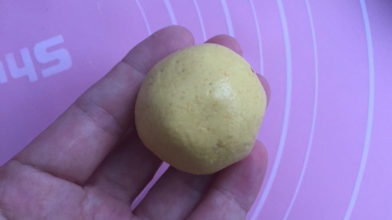 豆沙南瓜饼,包紧,搓成圆球形状。