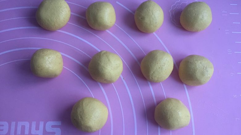 豆沙南瓜饼,然后均匀的分成10个。一个一个过秤哦!21克一个。