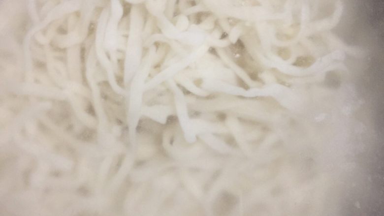 茄汁打卤面,手擀面煮熟后过凉水,捞出盛盘