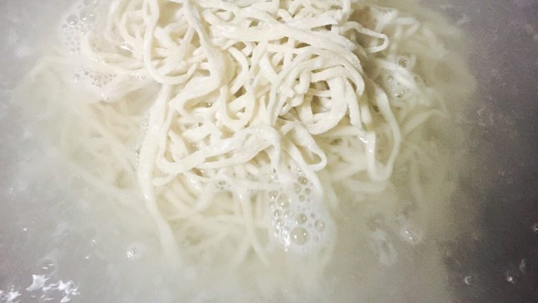 茄汁打卤面,手擀面煮熟