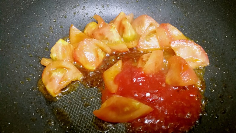番茄焖红衫鱼,加入一大勺<a style='color:red;display:inline-block;' href='/shicai/ 699'>番茄酱</a>、少许盐、糖、生抽,翻炒均匀。