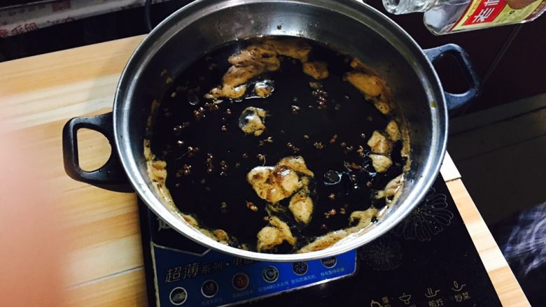 自制八宝菜,倒入白酒搅拌均匀晾凉~一定要晾凉后再操作下一步