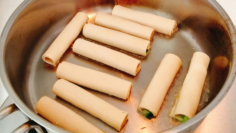 双色虎皮卷,锅里放点油,封口朝下,煎!