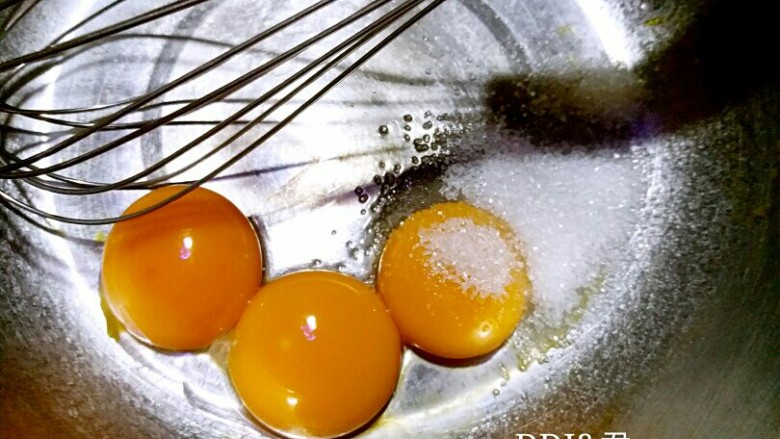三色杯子蛋糕,蛋清蛋黄分离,10克白砂糖加入蛋黄