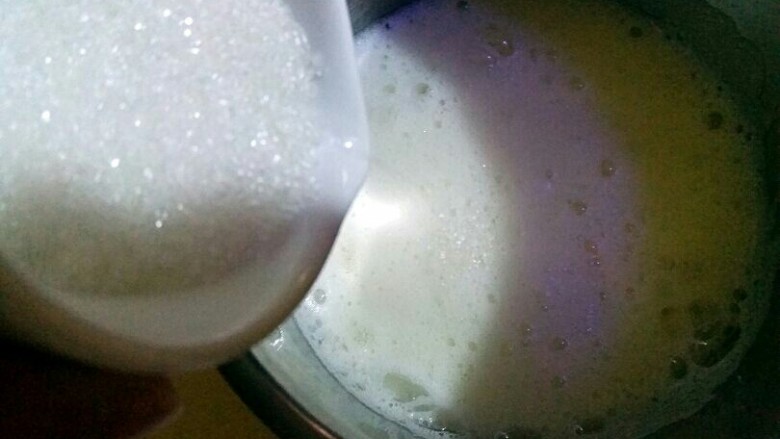 三色杯子蛋糕,加入余下二分之一的砂糖,再进行打发