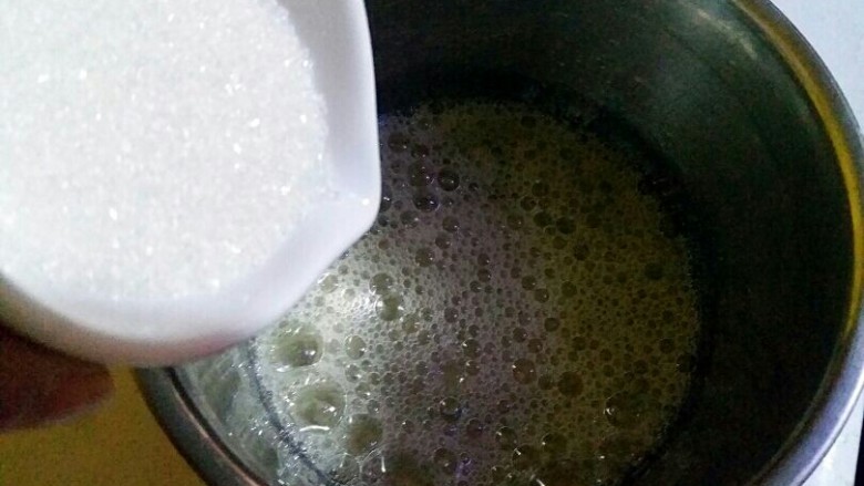 三色杯子蛋糕,蛋清内滴几滴柠檬汁,用电动打蛋器低速打发。。这时烤箱150度预热,打至这状态,第一次加入三分之一的砂糖